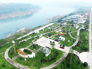 廣安市鄰水縣污水處理站，廣安市政協(xié)人資環(huán)委帶領(lǐng)鄰水縣政協(xié)與縣住建局相關(guān)負(fù)責(zé)人，到鄰水縣各鄉(xiāng)鎮(zhèn)專項(xiàng)督導(dǎo)污水處理廠（站）建設(shè)與運(yùn)行情況