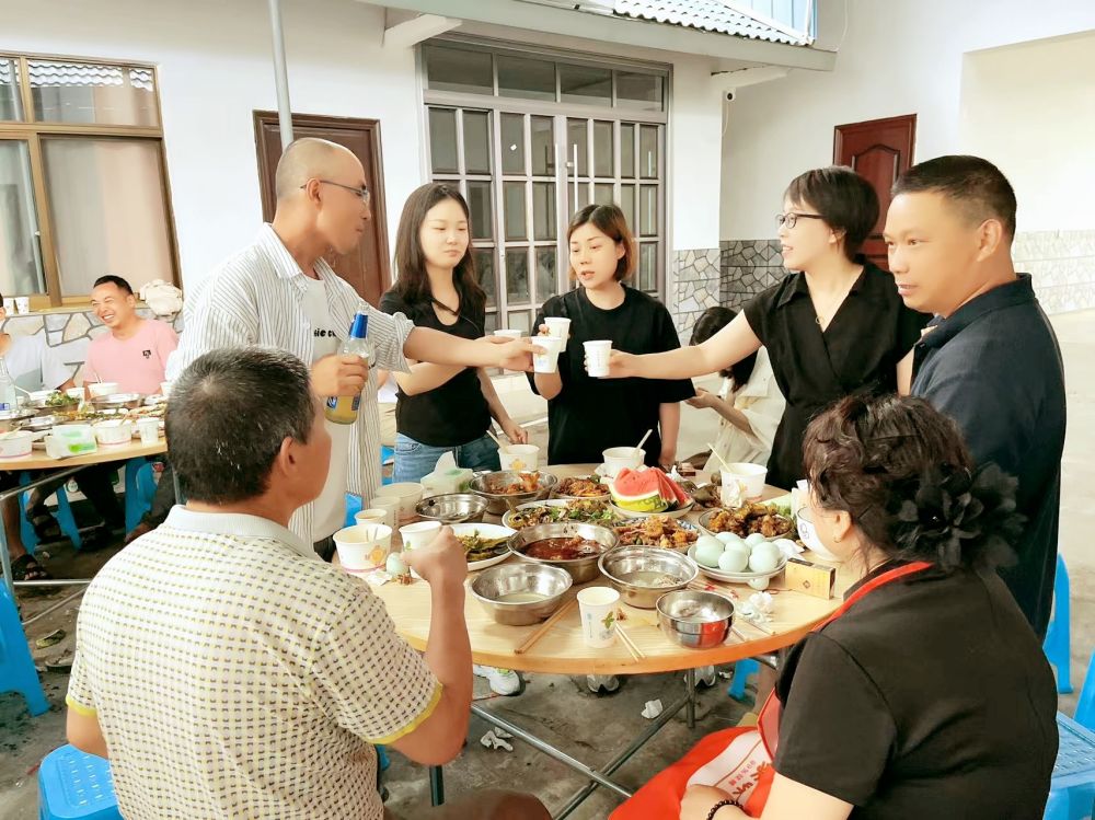 端午佳節(jié)即將來臨之際 四川博水環(huán)保 主管團(tuán)隊(duì) 攜節(jié)日禮品 ，向駐扎眉山工業(yè)園區(qū)污水處理廠項(xiàng)目駐地員工，送上深切的慰問和關(guān)懷